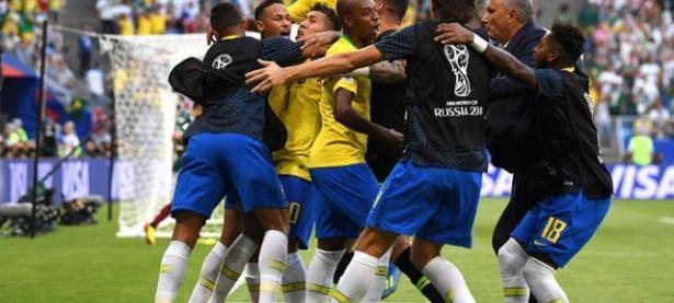 黑白体育- 内马尔被群殴 