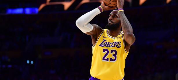 黑白体育-包含詹姆斯关键节点精彩发挥，老鹰带队取胜！的词条