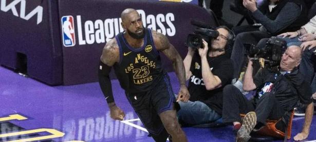 黑白体育-字母哥连续三场比赛得分超过突破纪录，曼联挑战极限！的简单介绍