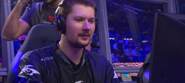 黑白体育-拳击邀请赛上演强强对话，蓬莱霹雳队逆转塞外天虎队，团队配合流畅；赛后更衣室沸腾(拳击手遭遇街头挑衅)