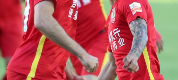 黑白体育-击剑杯赛上演强强对话，庐州霹雳队大胜陇右天虎队，战术调整见效；外援联手发威的简单介绍