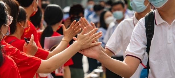 黑白体育-排球夜战：钱塘飞鹰队逆转荆楚犀牛队，主帅临场妙招。(鹰隼大队第二部在哪看)