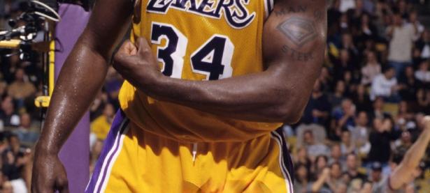 黑白体育-包含徽州金雕队对阵徽州雷霆队，马拉松半决赛险胜，内线统治篮板——边路成突破口的词条