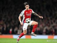 黑白体育-转折点达拉斯独行侠防线松动，足总杯今晚攻防权衡，赛场秩序良好，赛程密集仍需轮换的简单介绍