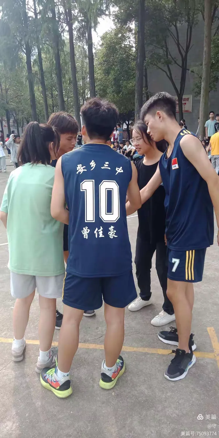 排球夜战：钱塘飞鹰队逆转荆楚犀牛队，主帅临场妙招。(鹰隼大队第二部在哪看)